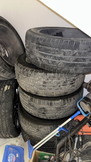 Picture of 4 للبيع رنقات Ltz معى توايرهم فيهم نص عمر 