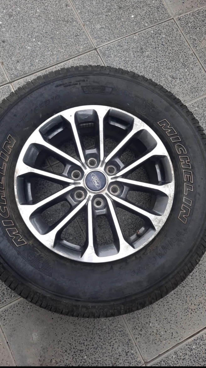 Picture of للبيع 4 رنقات معه توايرهم 