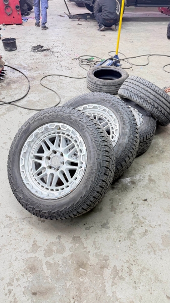 Picture of للبيع ٤ رنقات بلاك راينو حجم ٢٠ مع توايرهم حق رام 